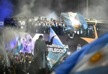 Parte de la Selección Argentina llegó al país y fue recibida por una multitud