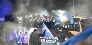 Parte de la Selección Argentina llegó al país y fue recibida por una multitud
